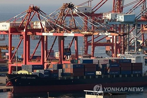 대만 지룽항의 수출용 화물선