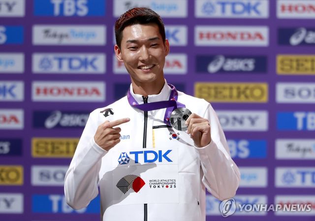 도쿄 세계선수권 공식 시상식에서 은메달 목에 건 우상혁