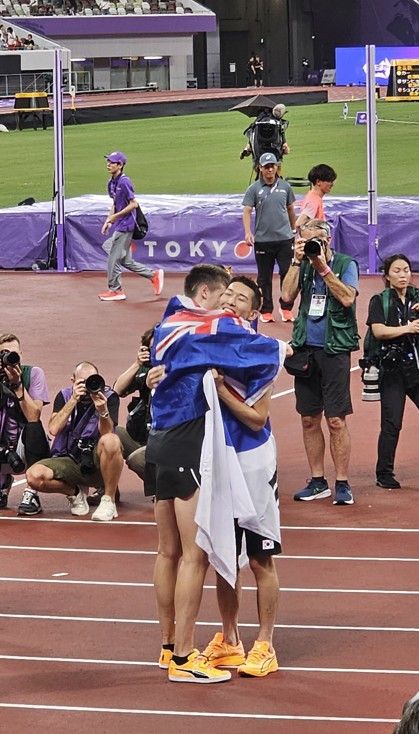 커와 포옹하는 우상혁