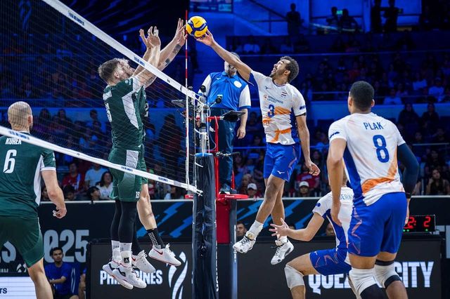 폴란드전에서 공격하는 네덜란드의 아히(3번 선수)