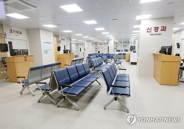 '집단 휴진'에 텅 빈 전남대병원 진료 대기실