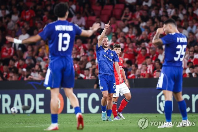 벤피카를 상대로 역전 결승 골을 터트린 카라바흐 카슈추크(가운데).