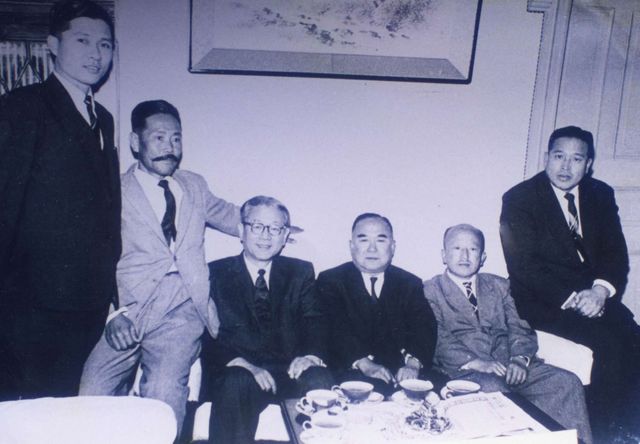 김대중 전 대통령(맨 왼쪽)이 장면 부통령(왼쪽 세 번째) 등과 함께 촬영한 사진