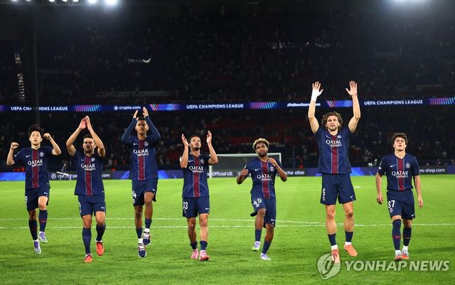 대승 뒤 팬에게 인사하는 이강인(왼쪽 첫 번째)