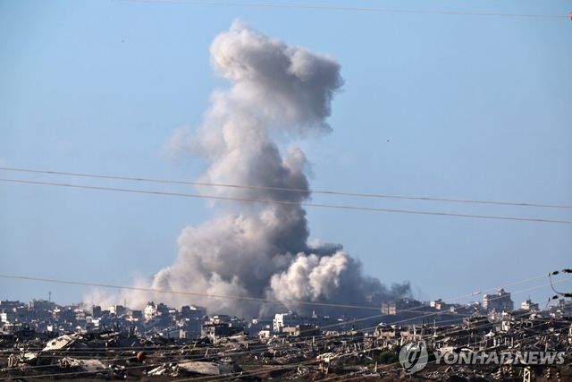 16일(현지시간) 가자시티에서 이스라엘군 공습 후 연기가 피어오르는 모습.[EPA=연합뉴스. 재판매 및 DB 금지]