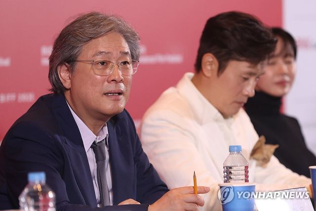 질문 듣는 박찬욱 감독