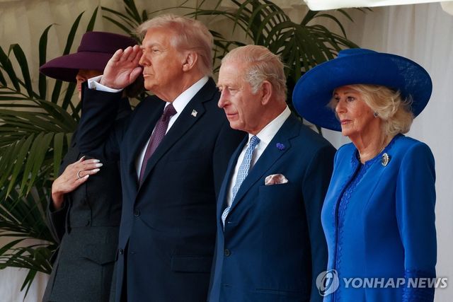 국가 연주에 경례하는 트럼프 대통령 부부 및 찰스 3세 국왕 부부