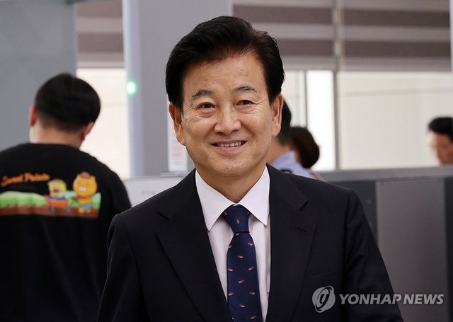 밝은 얼굴로 법정 나오는 정동영 장관