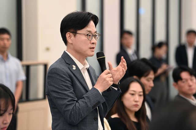 기자간담회서 발언하는 김정관 산업통상자원부 장관