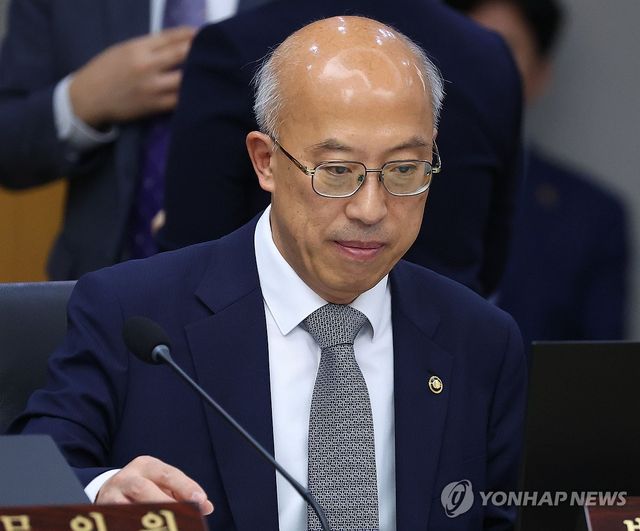 자료 살펴보는 조원철 법제처장