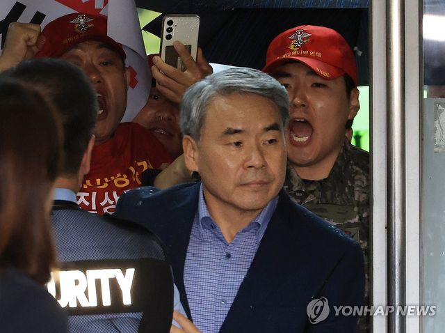 해병대 예비역 연대 항의 받으며 출석하는 이종섭 전 장관