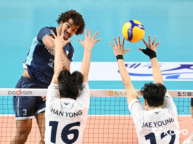 우리카드의 주포로 활약할 때의 아히(맨 왼쪽)