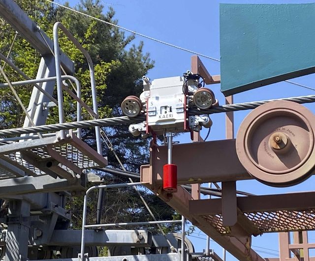 로프 닥터를 이용해 와이어로프를 검사하는 모습 