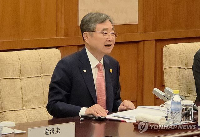 왕이 외교부장과 회담하는 조현 외교부장관