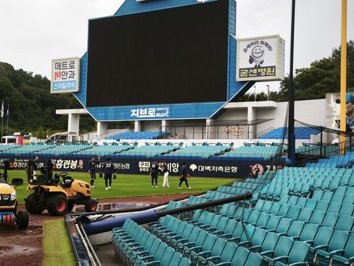 17일 1루 쪽 관중석으로 넘어진 1루 익사이팅존 그물망 폴.