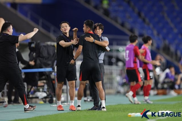 선제골에 기뻐하는 청두의 서정원 감독