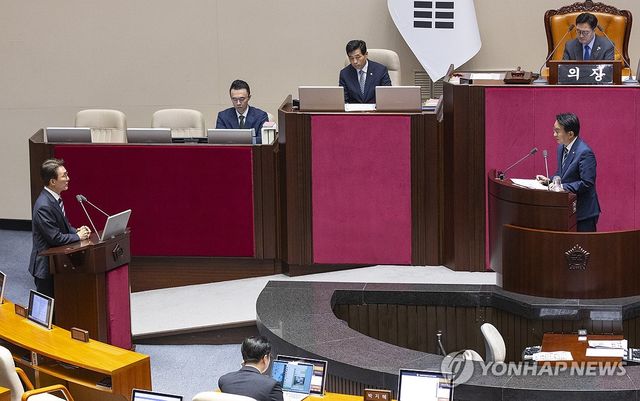 의원 질의에 답하는 김민석 총리