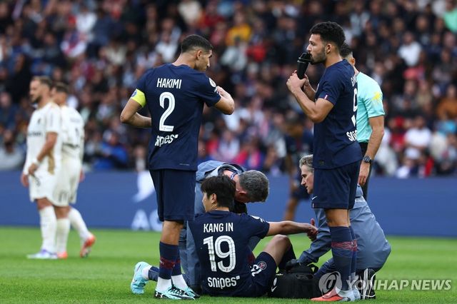 발목 통증으로 그라운드에 주저앉은 PSG 이강인(19번).