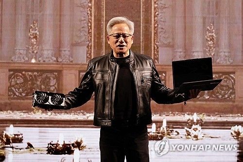 RTX 5060 칩을 들어보이고 있는 젠슨 황 엔비디아 CEO