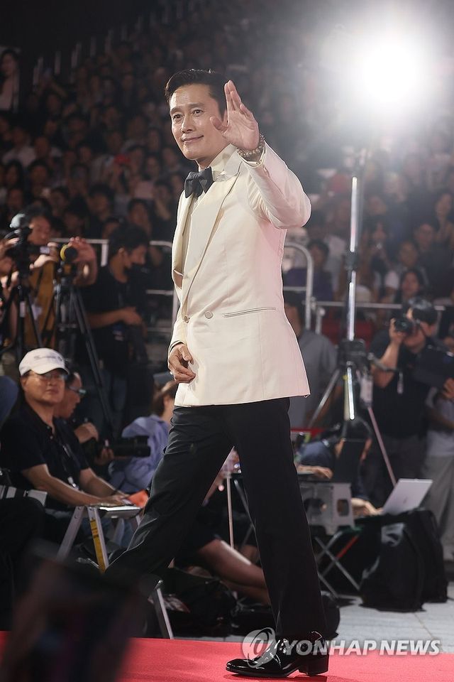 부산국제영화제 개막식 사회 맡은 이병헌