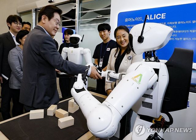 휴머노이드 로봇과 악수하는 이재명 대통령