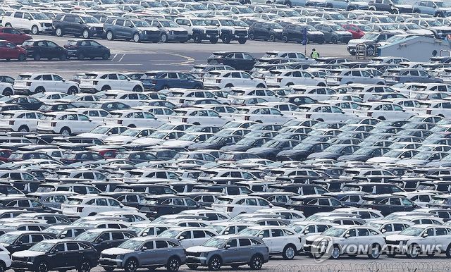 평택항에 수출용 자동차가 세워져 있다