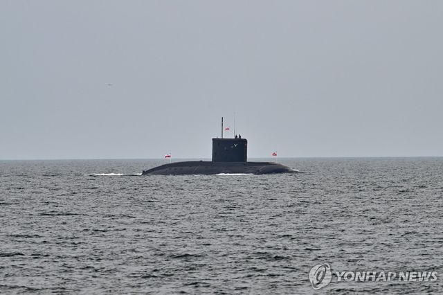 지난달 15일(현지시간) 폴란드 북부 헬 반도 인근에서 열린 폴란드 해군 퍼레이드에 참가한 폴란드 해군 잠수함 'ORP 오르젤' 모습.[EPA=연합뉴스. 재판매 및 DB 금지]