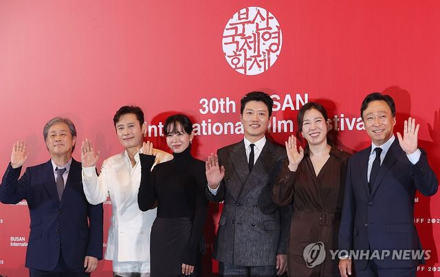 개막작 '어쩔수가없다' 주역들