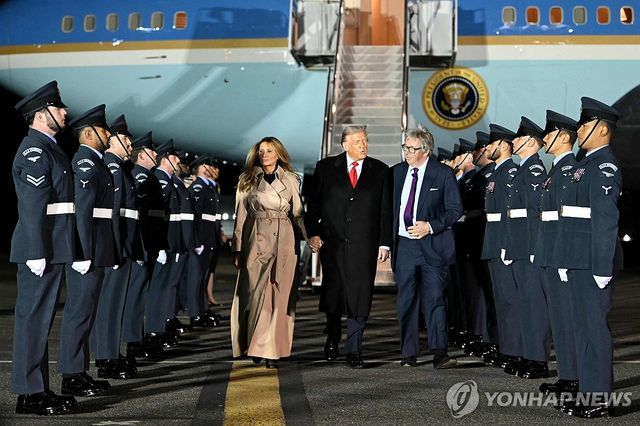 영국 도착해 대통령 전용기에서 내린 트럼프 부부 