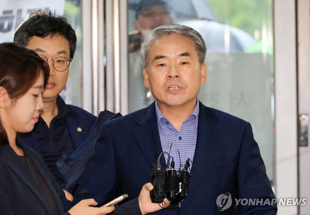 이종섭 전 장관 해병특검 첫 출석…'호주도피' 의혹 조사