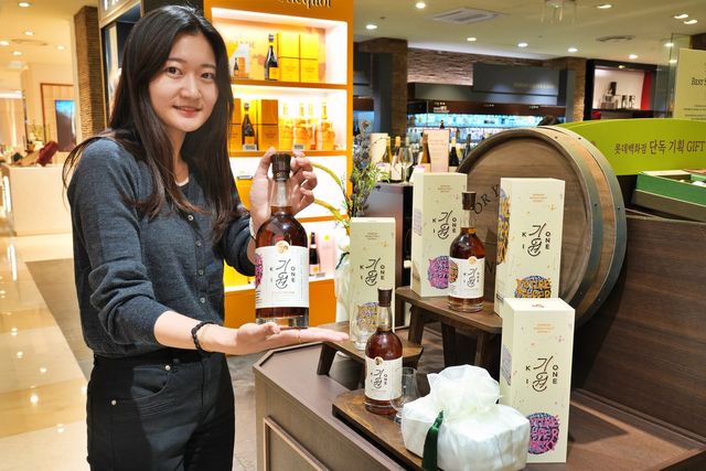 롯데백화점, '기원X박기웅' 위스키 선보여…체험형 팝업스토어도 - 1