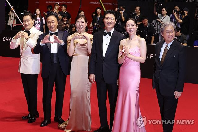 개막작 '어쩔수가없다' 배우와 감독