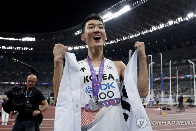 은빛 메달 건 우상혁