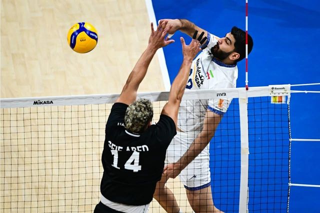 공격하는 이란의 알리(뒤쪽 흰색 유니폼 선수)