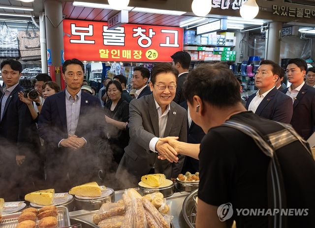 이재명 대통령, 성남 현대시장 방문