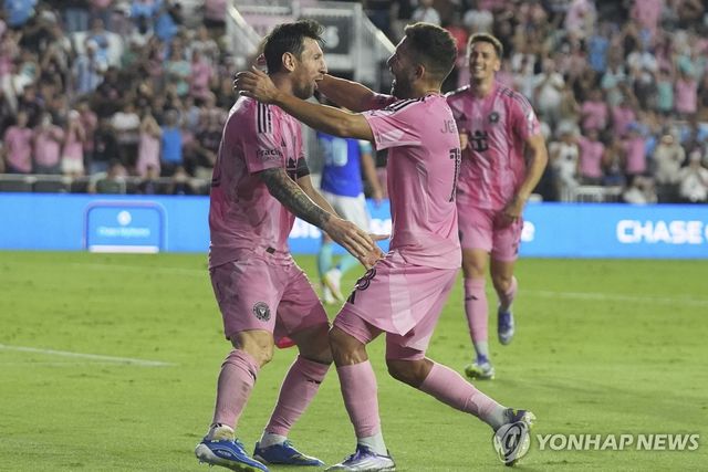 득점 후 기쁨을 나누는 메시(왼쪽)와 조르디 알바.