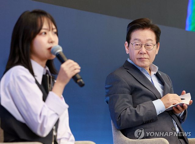 청년 기업인 발언 경청하는 이재명 대통령