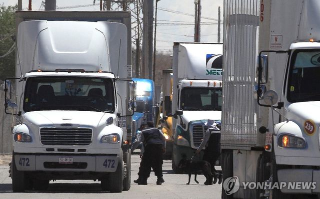 멕시코산 화물을 적재하고 미국 국경을 넘는 트럭들
