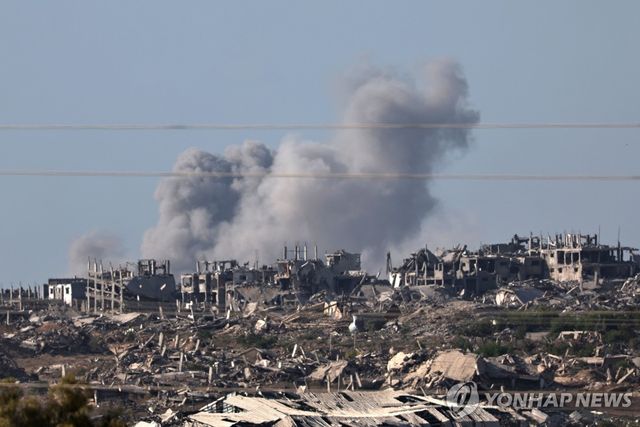 공습이후 연기 피어오르는 가자시티
