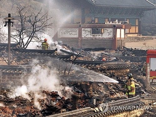 3월 26일 경북 의성군 단촌면 고운사에서 소방대원들이 불에 탄 건물 위에 물을 뿌리는 모습 [연합뉴스 자료사진]