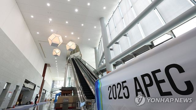 경주 APEC 앞두고 정상회의장 준비 공사 한창