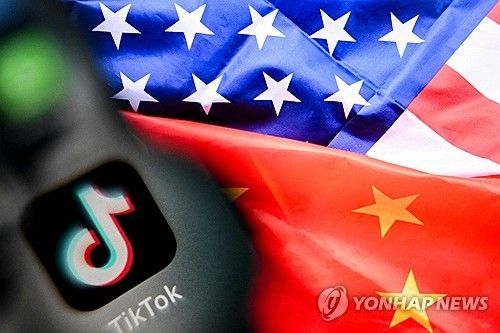 미중 국기와 틱톡 로고