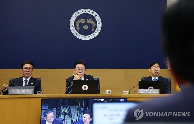 교육부 장관 발언듣는 이재명 대통령