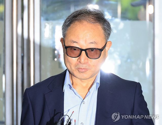 질문 답하는 한석훈 전문위원