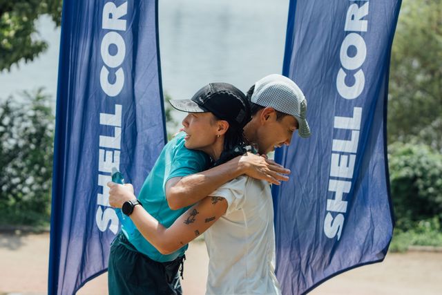 완주를 마친 러너의 포옹