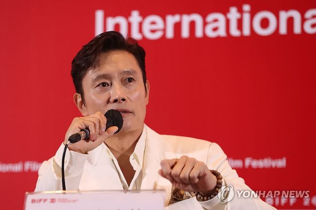 인사말하는 이병헌