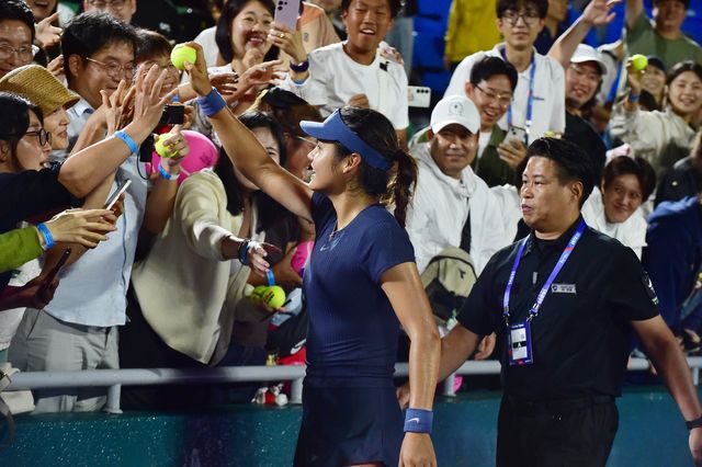 1회전 승리 후 팬들에게 사인해주는 라두카누