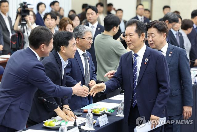 인사하는 정청래 대표