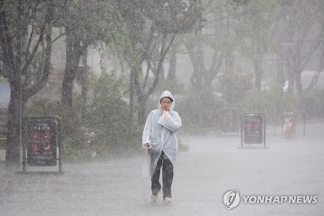 거세게 퍼붓는 비