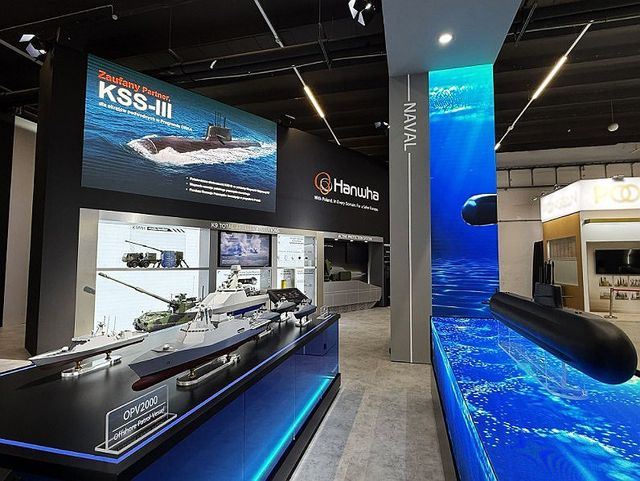 폴란드 국제방산전시회(MSPO 2025) 한화 부스에 전시된 잠수함 '장보고-Ⅲ(KSS-Ⅲ) 배치-Ⅱ' 모형
